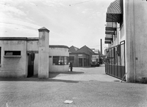 834139 Gezicht op de fabriekspoort van de N.V. J.H. de Wit & Zonen (draadproducten en ijzerwaren, Kanaaldijk 12B) te ...